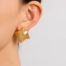 Cracky Pattern Golden Earrings
