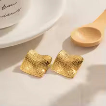 Cracky Pattern Golden Earrings