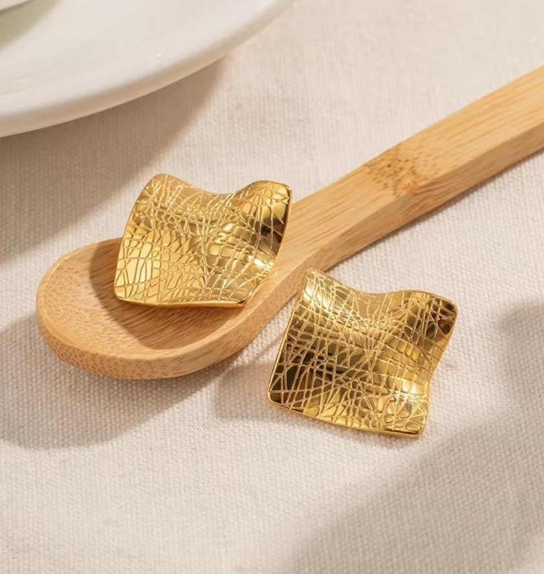 Cracky Pattern Golden Earrings